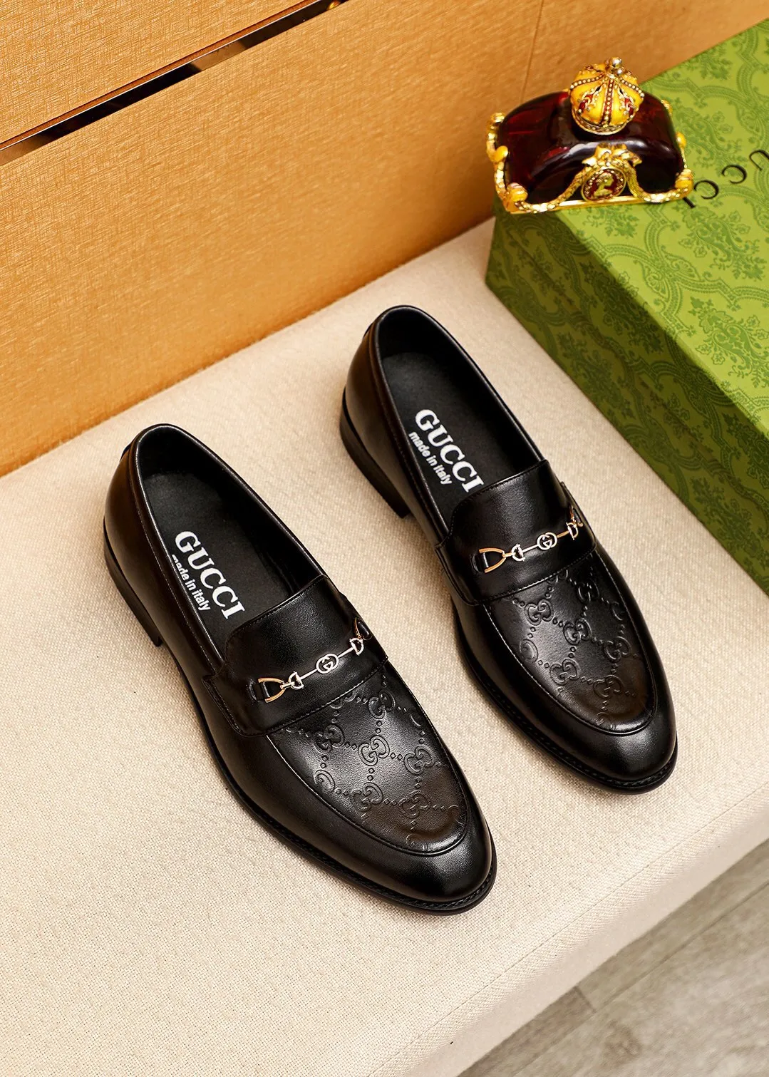 Men's shoes 💰400 💐 Product trademark: GUCCI "Gucci" casual leather shoes Regular size: 39-44 (38.45.46🉑️Customized) Product materials: Selected imported first-layer calfskin embossed upper + luxury hardware buckle, imported 🐑 sheepskin lining. Strong three-dimensional visual effect, original combination outsole Color: 2⃣️colors available